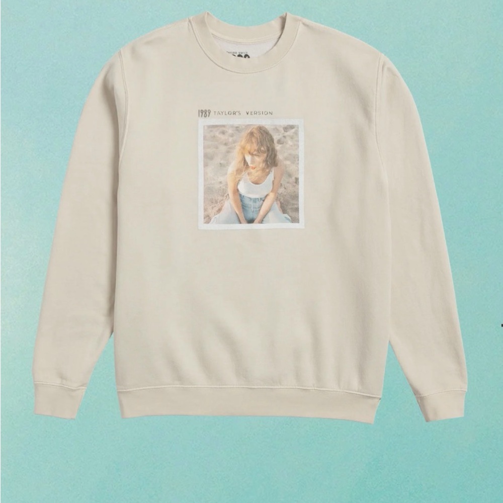 Taylor Swift 1989(Taylor’s Version) Crewneck Sold Out Online